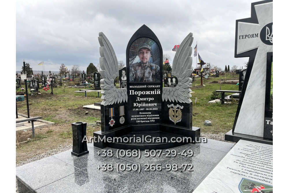 Пам'ятник військовому з крилами та хрестом 00889